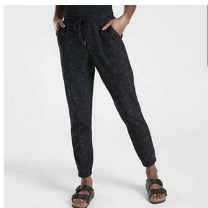 Athleta Printed Farallon Jogger Womens 6 Black Camo Tonal Sweatpants 54023
